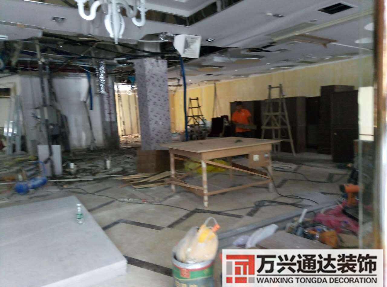 裝修現(xiàn)場(chǎng)裝修現(xiàn)場(chǎng)打柜子好還是定制的柜子好